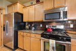 Fully equipped gourmet kitchen w gas range, oven, microwave, refrigerator